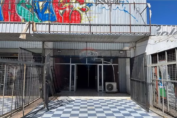 Se arrienda local comercial con oficinas