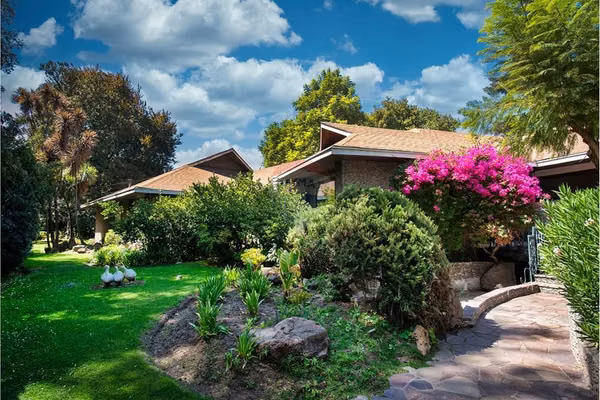 Casa en vitacura con terreno de 2.453 m²