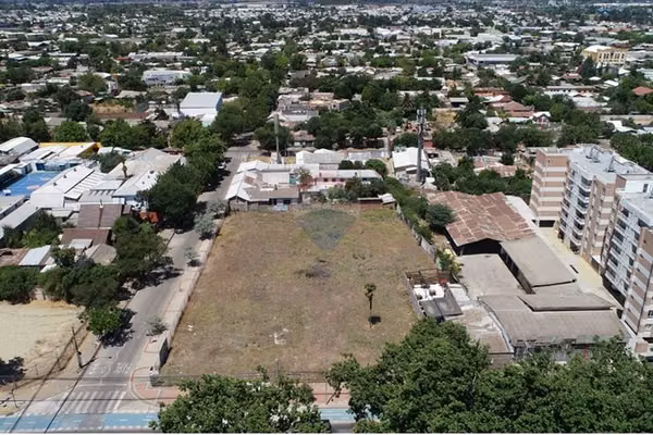 Sector plaza las heras, amplio terreno esquina.
