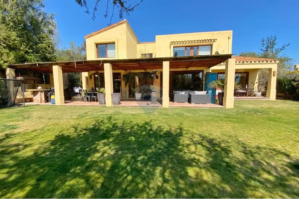 "hermosa casa en exclusivo condominio de chicureo"