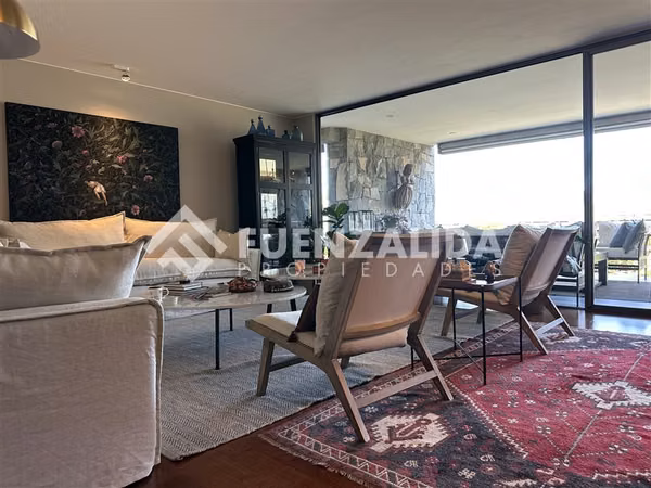 En venta depto. 4 dorm. en exlusivo condominio en Vitacura.
