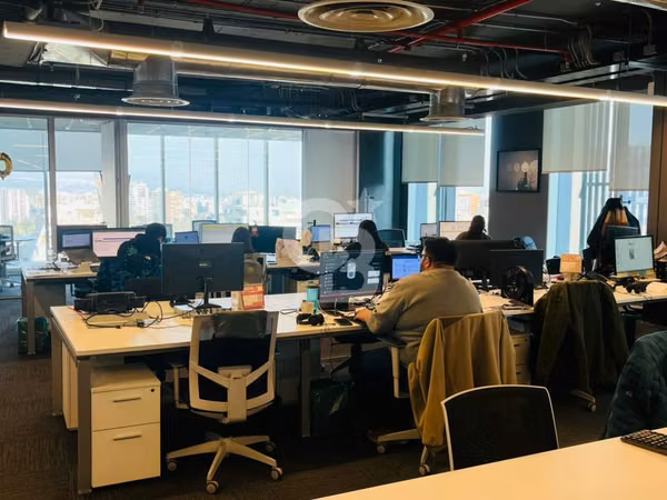 Oficina en Las Condes: Luminosa y Moderna, Metro E. Militar