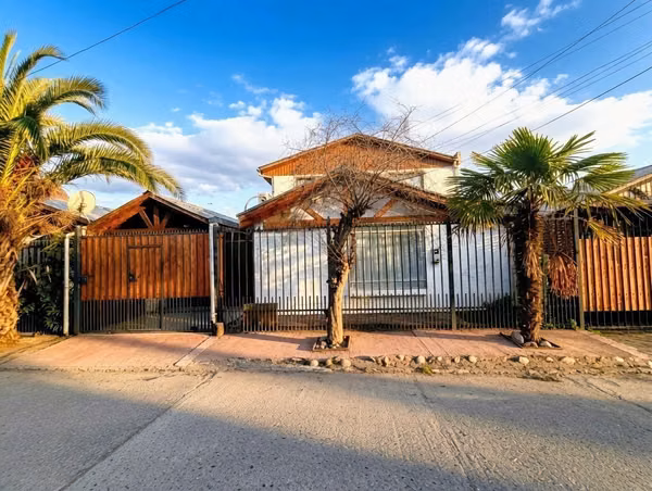 Se vende amplia casa en Barrio Las Rosas, Maipú