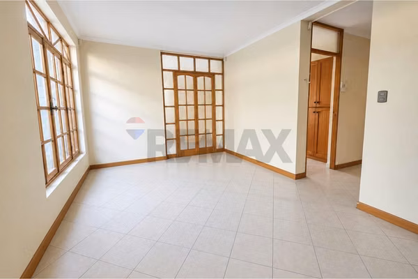 Casa amplia  avenida principal sector norte