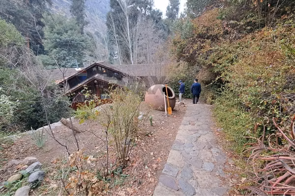 Hermosa casa de piedra a orillas del río.