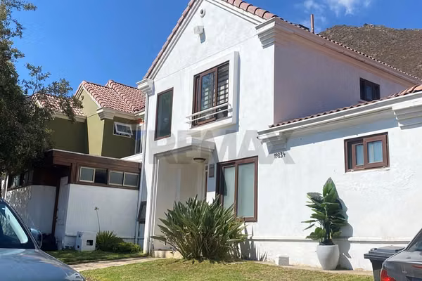 Casa familiar con 4d + 3b + 3er piso habilitado