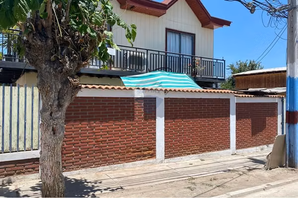 Casa de 4d + 2b + 2e y patio
