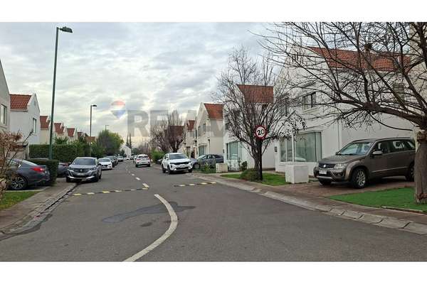 Comoda casa en venta  en condominio