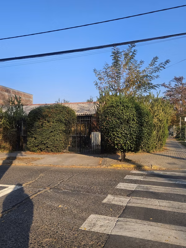 AMR PROPIEDADES VENDE CASA ESQUINA 3D 1B amplio Terreno, LA REINA