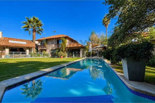 Exclusiva casa con piscina en vitacura