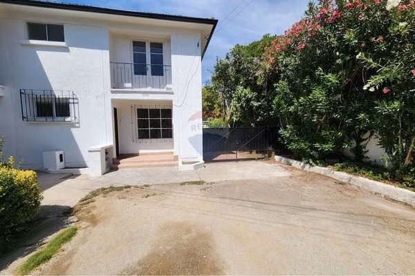 Bajó de precio, casa remodeladda en la reina