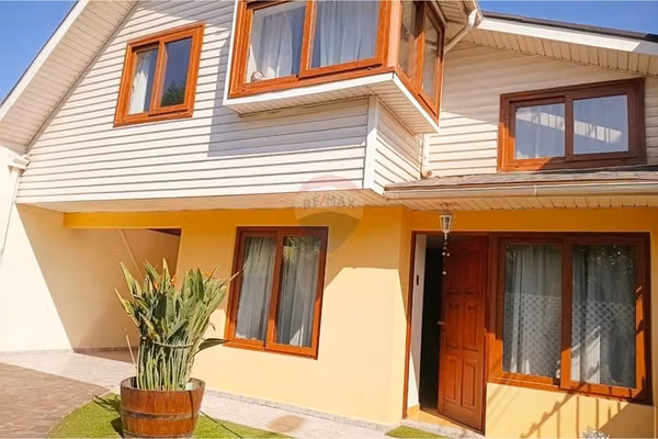 Hermosa casa remodelada de 2 pisos en buen sector