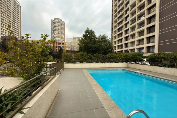 Depto con balcón, piscina y gimnasio