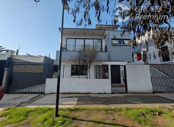 Magnífica Oficina en arriendo, 1 estacionamiento. Línea 3