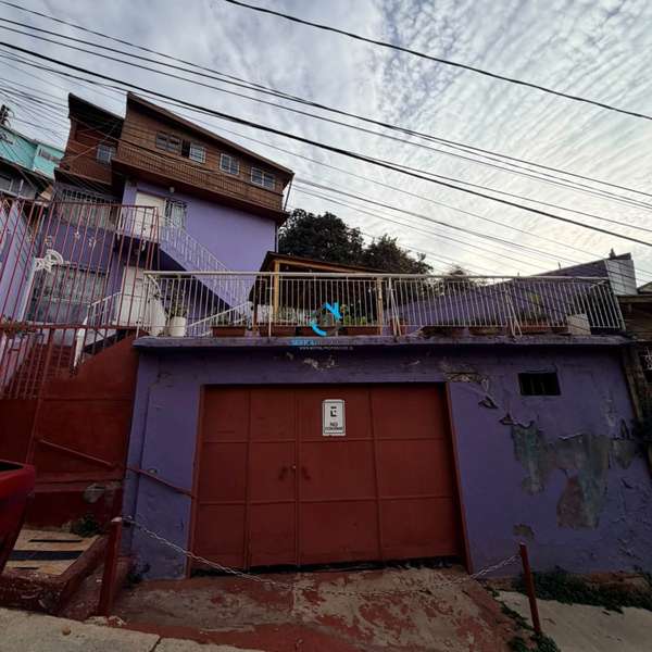 SE VENDA GRAN CASA 3 EN UNA Subida Los Loros, Valp
