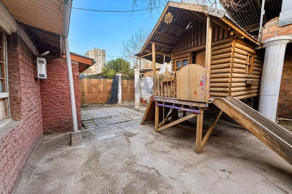 Se vende casa para remodelar con gran terreno