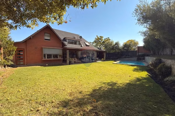 Espectacular casa esquina en condominio