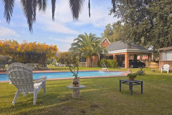 Venta casa inglesa, 2 quinchos, piscina, sauna