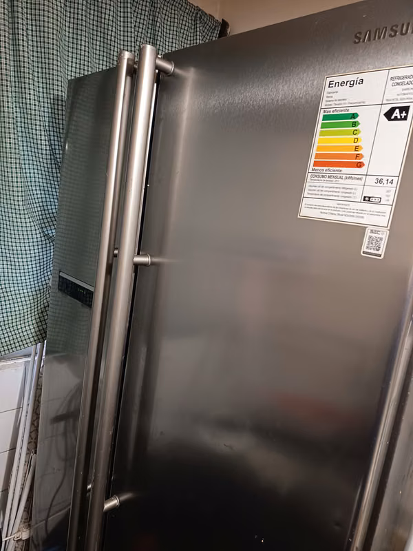 Se vende  todo refrigerador de 2 puertas samsung,lavadora con secadora LG, closet de 6 puertas,enceradora.