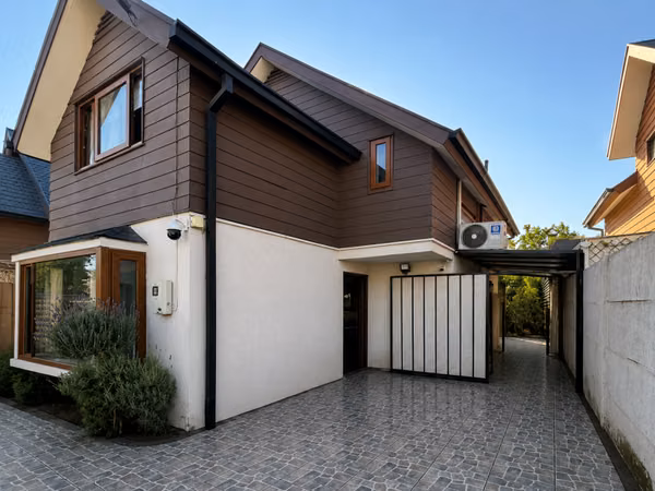  EN VENTA, CASA GRAN UBICACION EN AVDA. STA MARIA, CURICO