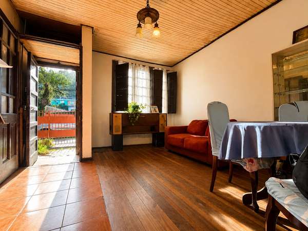 Gran Terreno con casa en avenida