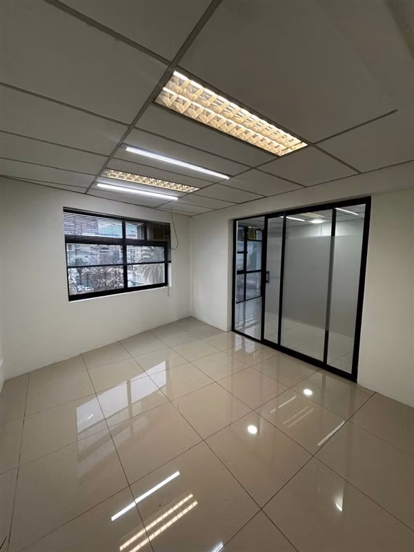 Arriendo Oficina, sin gastos comunes, a pasos del Costanera