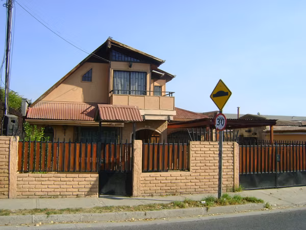 Casa individual, 3 baños, a pasos de la Av. Valparaíso. Cod-2371