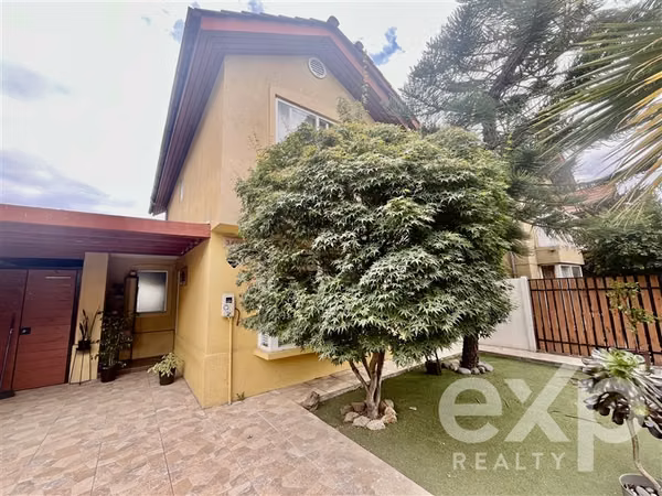 Casa 4D + 3B 94 m construidos, Terreno 176 m condominio.