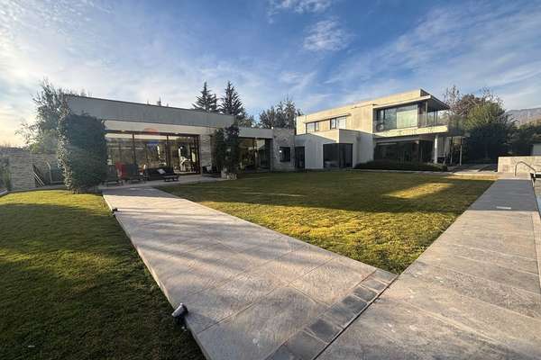 Casa con gran entorno en brisas de chicureo