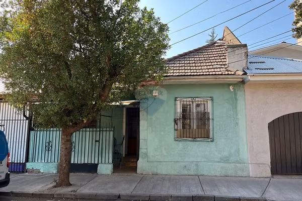 Casa para remodelar con excelente ubicación.