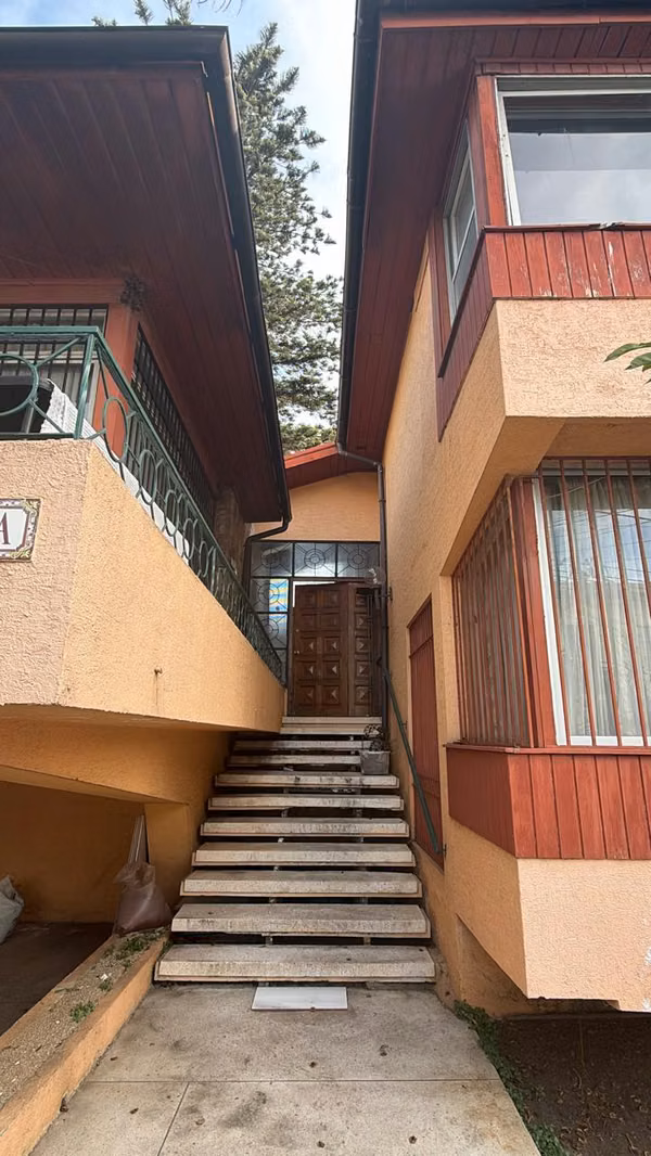 Recreo, amplia casa 5D/3B/E/Bd; 200m2 construidos en terreno 408m2.