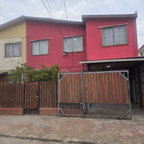 Amplia Casa Troncos Viejos