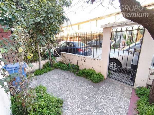 casa en venta por remodelar Macul 3D 2B 1E afuera en pasaje