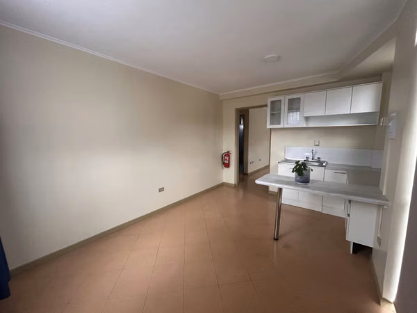 OPORTUNIDAD DE ARRIENDO DE DEPTO CON UN DORMITORIO Y ESTACIONAMIENTO A PASOS DE UdeC O COMO OFICINA