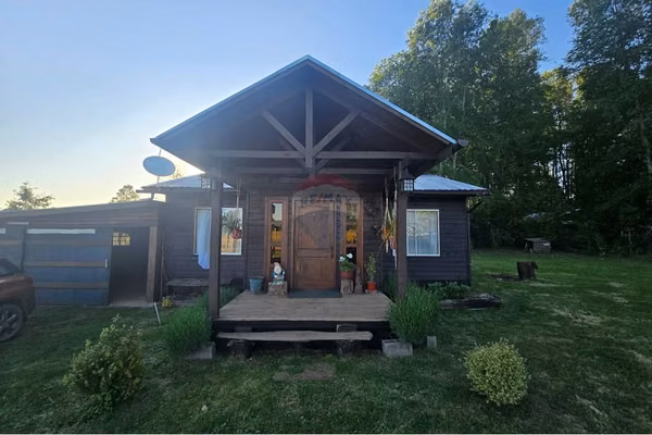 Hermosa casa en parcela con bosque nativo
