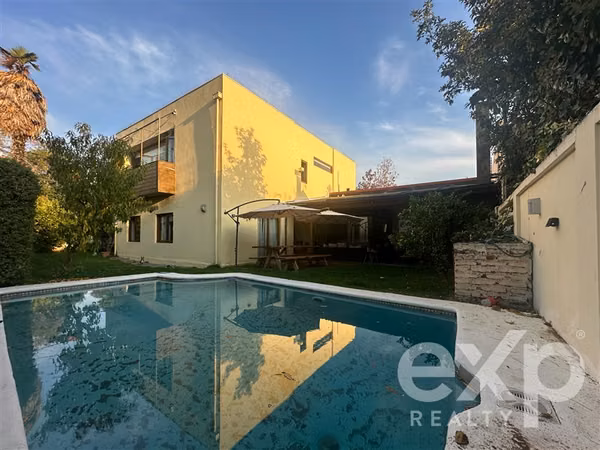 Casa amplia en venta con piscina, quincho, 6 piezas, 2 suite