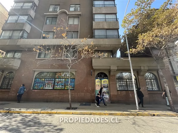 Oficina en venta Metro Santa Lucia con 4 estacionamientos