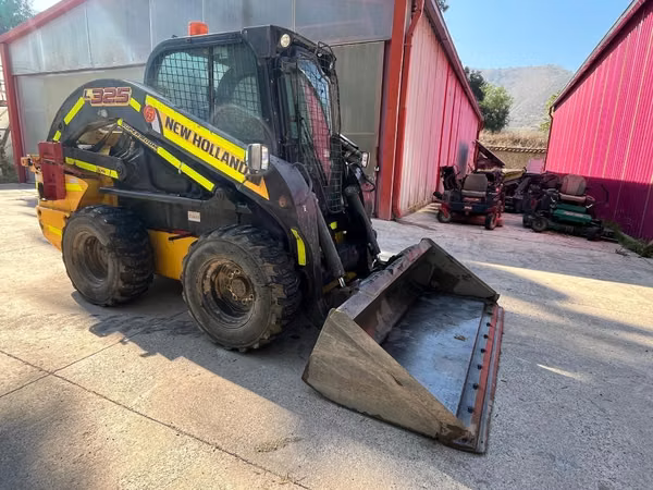 Mini cargador New Holland L325