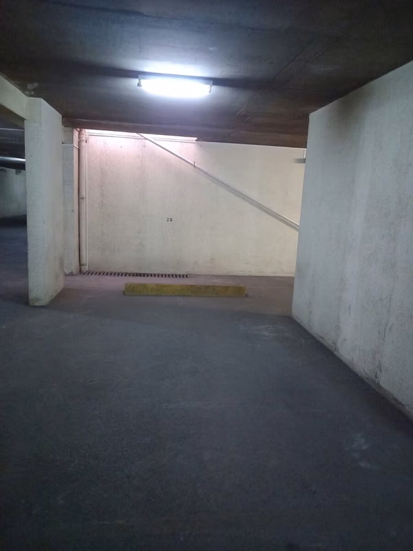 Estacionamiento subterráneo con arriendo vigente - Metro Manquehue