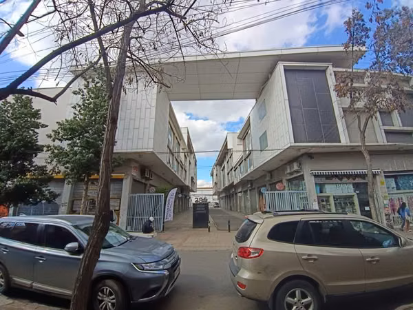 Destacado Local Comercial de 4 Pisos en Pleno Patronato – Recoleta