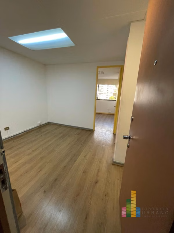 Amplia oficina 2 privados/1 baño
