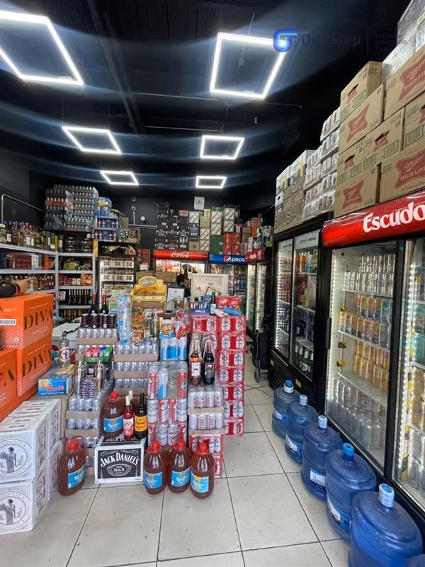 Botillería esquina, cercana a Parque ÓHiggins