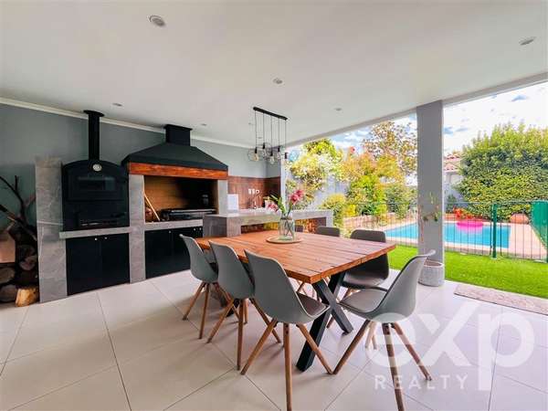 CASA AMPLIA CON PISCINA Y QUINCHO EN HUECHURABA 5D/5B