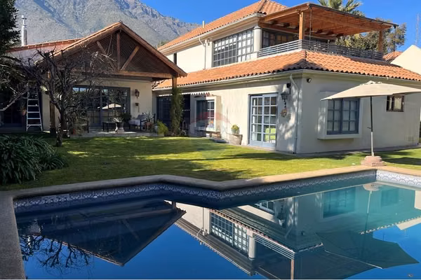Amplia casa familiar en condominio – la reina alta