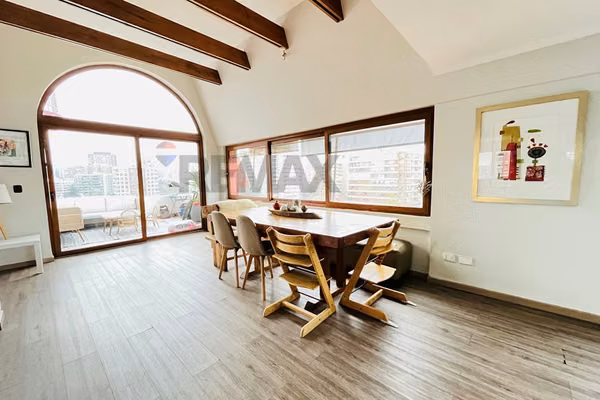 Duplex remodelado 250m2, 3d+4b+2e+1b. las condes.