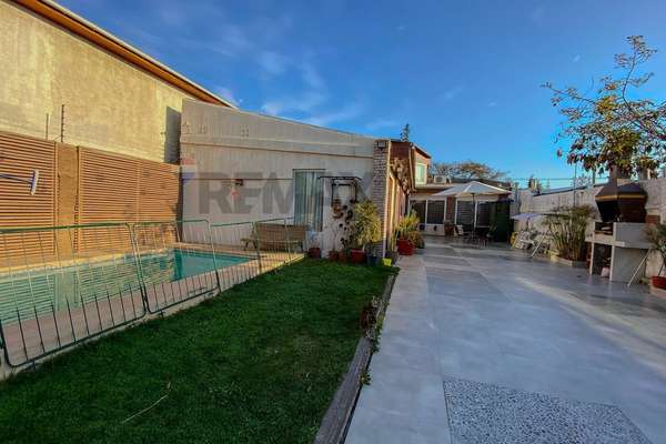 Hermosa casa familiar con piscina en la cisterna