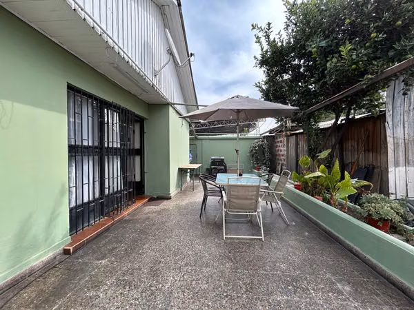POTENCIAL COMERCIAL, AMPLIA CASA HABITACIÓN EN CALLE URUGUAY
