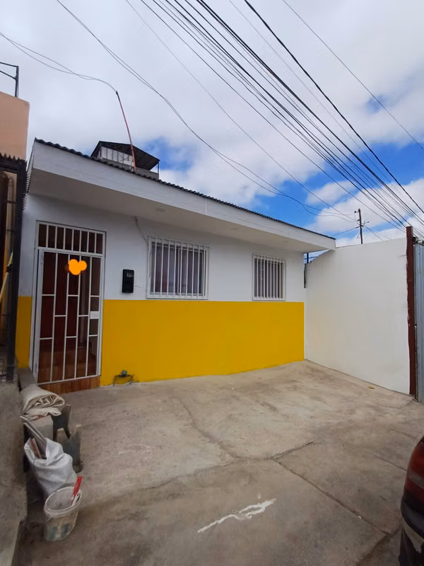 SE VENDE HERMOSA CASA EN EL SECTOR NORTE DE LA CIUDAD AVENIDA ESPAÑA  RECIEN REMODELADA
