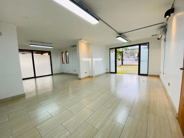 ARRIENDO AMPLIA CASA COMERCIAL, PLAZA CARLOS OSSANDON