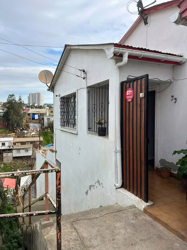 VENDE AMPLIA CASA EN CERRO ESPERANZA VALPARAISO